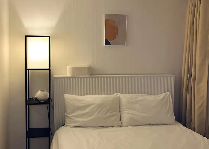 Stayraon, White & Cozy Space Near Yeoksam Station Villa Seul