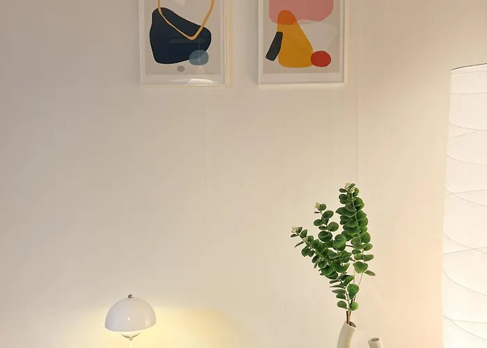Stayraon, White & Cozy Space Near Yeoksam Station Seul