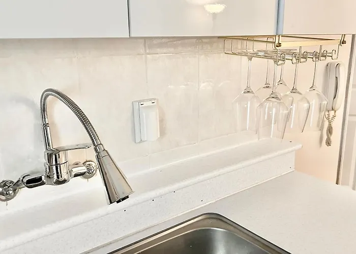 Stayraon, White & Cozy Space Near Yeoksam Station Villa
