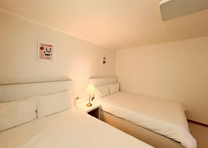 Stayraon, White & Cozy Space Near Yeoksam Station Villa *
