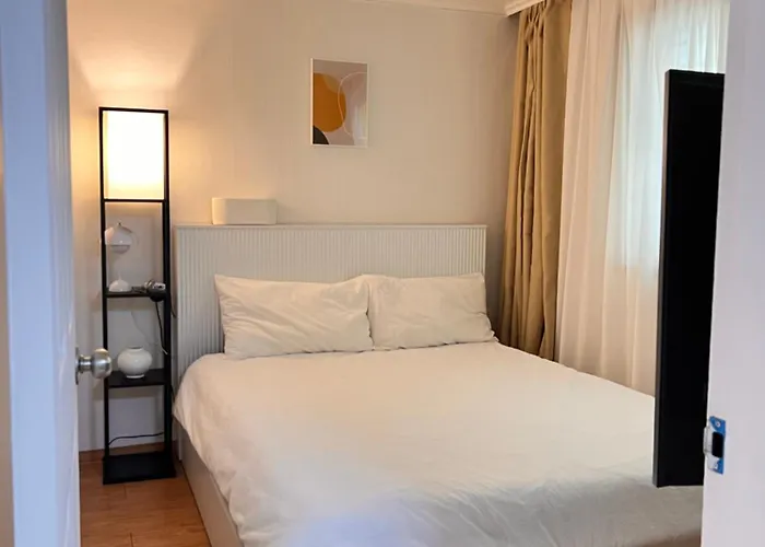 Stayraon, White & Cozy Space Near Yeoksam Station